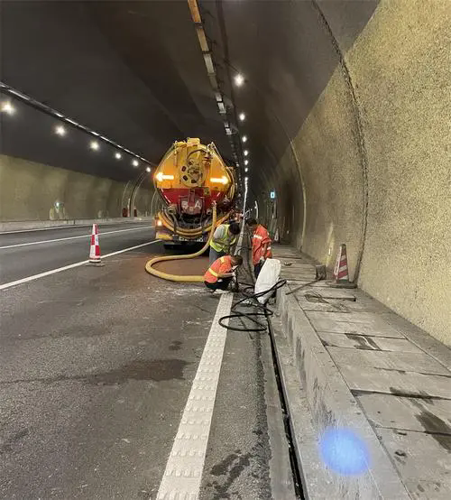 爱辉隧道排水渠清淤